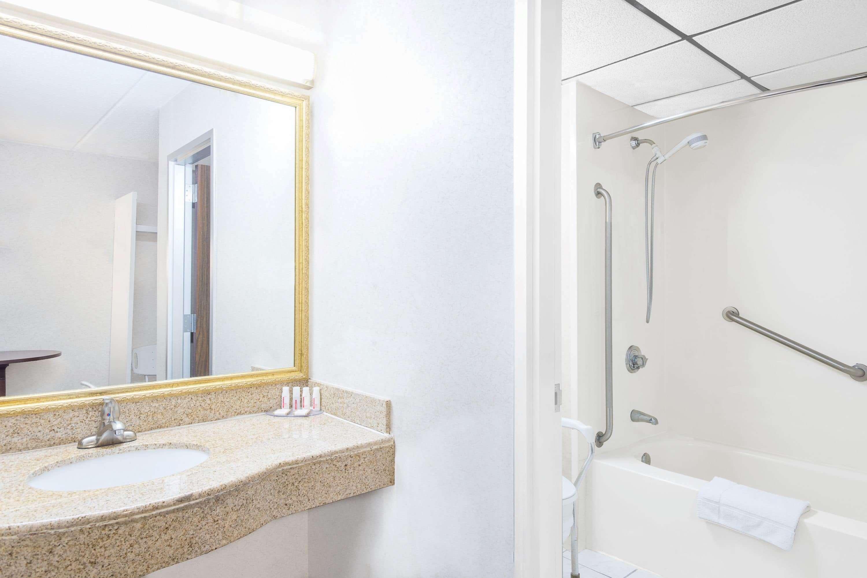 Howard Johnson By Wyndham Saugerties Bagian luar foto
